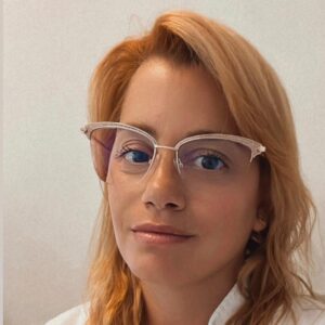 Psiq. Dra. Verónica Sosa Dra en Psiquiatría de adultos. Especializada en Terapia dialéctica comportamental y Terapia de Parejas. Magister en Dirección de empresas de salud.