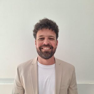 Lic. Ps. Santiago Cajes Terapeuta Gestáltico. Tallerista. Atención a adultos y adolescentes en formato individual y grupal Atiende niños, adolescentes y adultos